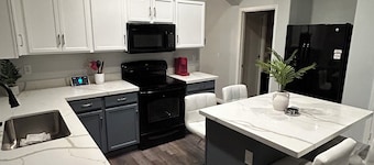 Avondale Retreat with Pool near Stadium, Top Golf and Spring Training