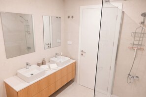 Shower, hair dryer, bidet, towels - Magnificent Apt in downtown Olhão, fully equipped with private parking. (Olhão)