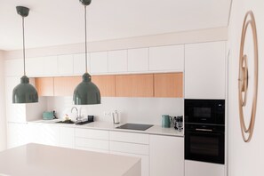Frigorífico, microondas, horno y placa de cocina