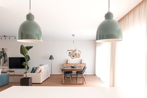 Smart TV, books - Magnificent Apt in downtown Olhão, fully equipped with private parking. (Olhão)