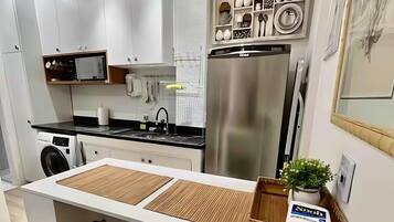 Frigorifero, microonde, piano cottura, pentole/stoviglie/utensili