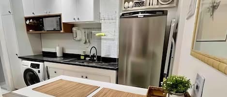 Refrigerador, microondas, placa de cocina, utensilios de cocina