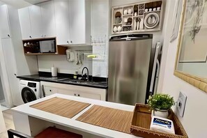 Frigorifero, microonde, piano cottura, pentole/stoviglie/utensili