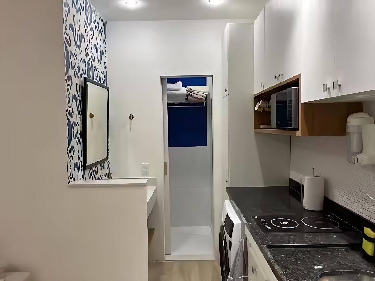 Frigorifero, microonde, piano cottura, pentole/stoviglie/utensili