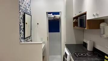 Frigorifero, microonde, piano cottura, pentole/stoviglie/utensili