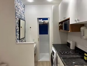 Frigorifero, microonde, piano cottura, pentole/stoviglie/utensili