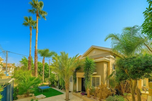 Spacious 6-bedroom villa with jacuzzi & heated pool in Rishon LeZion