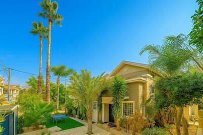 Spacious 6-bedroom villa with jacuzzi & heated pool in Rishon LeZion