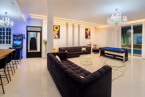 Games room - Spacious 6-bedroom villa with jacuzzi & heated pool in Rishon LeZion (Rishon LeZion)