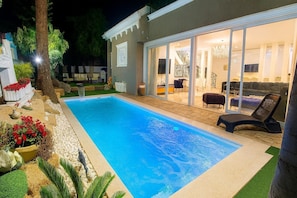 A heated pool - Spacious 6-bedroom villa with jacuzzi & heated pool in Rishon LeZion (Rishon LeZion)