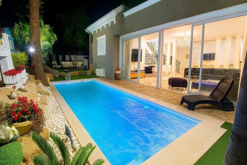 Spacious 6-bedroom villa with jacuzzi & heated pool in Rishon LeZion