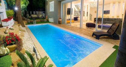 Spacious 6-bedroom villa with jacuzzi & heated pool in Rishon LeZion