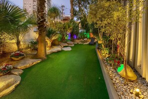 Property grounds - Spacious 6-bedroom villa with jacuzzi & heated pool in Rishon LeZion (Rishon LeZion)