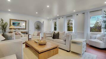 Fernseher, Kamin, Tischfußball, Stereoanlage