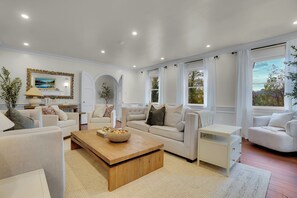 Tv, pejs, bordfodbold, stereoanlæg