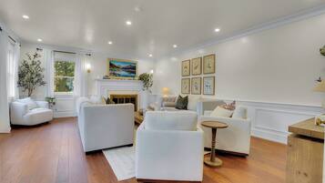 Fernseher, Kamin, Tischfußball, Stereoanlage