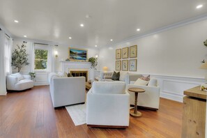 Fernseher, Kamin, Tischfußball, Stereoanlage