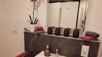 Een douche, een haardroger, handdoeken, zeep