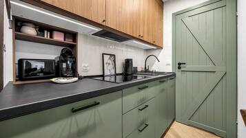 Frigorífico, microondas, horno y placa de cocina