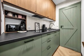 Frigorífico, microondas, horno y placa de cocina