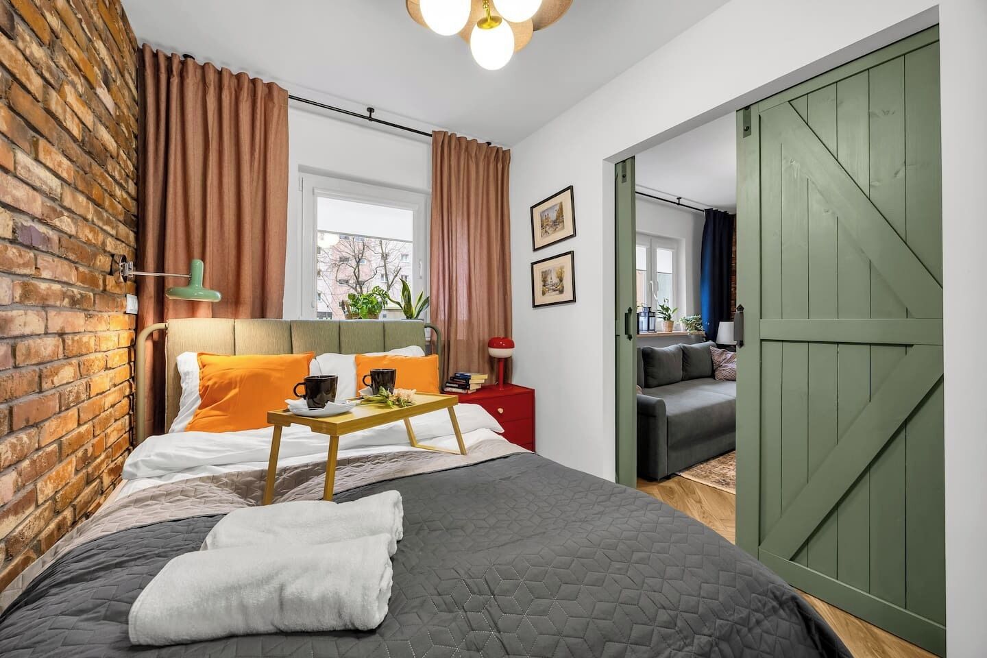 1 dormitorio, tabla de planchar con plancha, wifi y ropa de cama