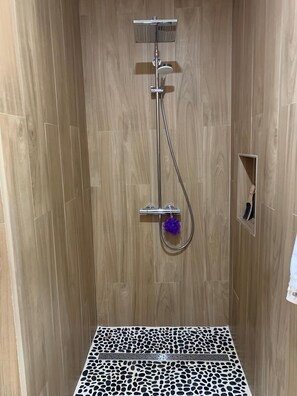 Dusche, Handtücher, Seife, Toilettenpapier