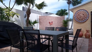 Outdoor dining - Earthy Island Casita Aruba/Charming 3-bedroom bungalow w/ AC near Mangel Halto (Savaneta)