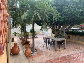 Outdoor dining - Earthy Island Casita Aruba/Charming 3-bedroom bungalow w/ AC near Mangel Halto (Savaneta)