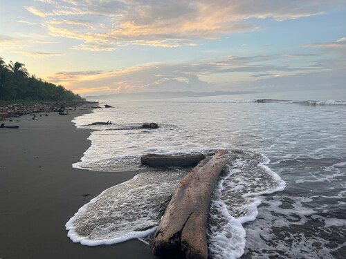 Ocean front 3-bedroom retreat with AC in Playa Zancudo