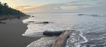 Ocean front 3-bedroom retreat with AC in Playa Zancudo