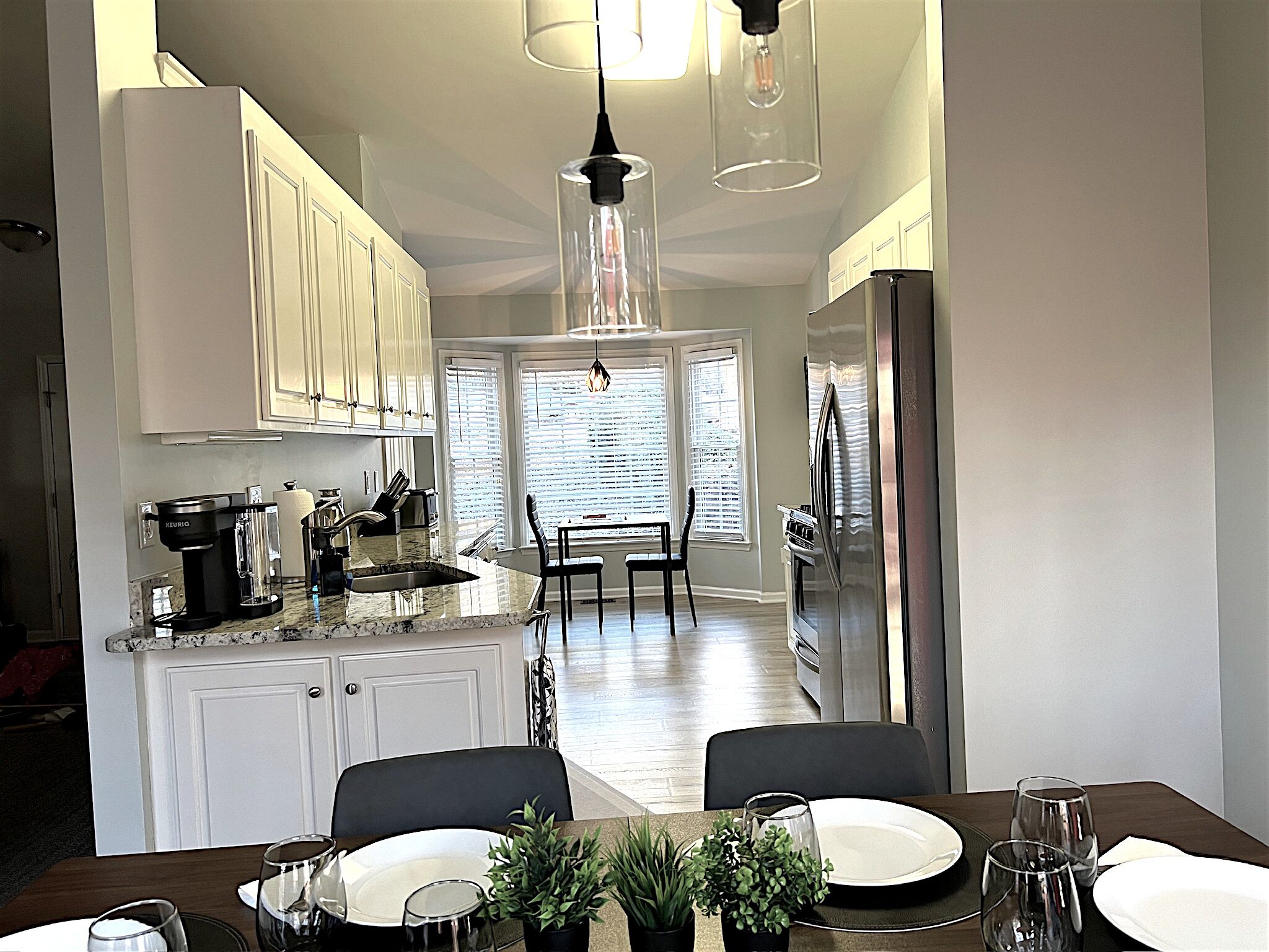 冷蔵庫、電子レンジ、オーブン、コンロ