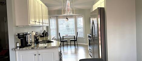 冷蔵庫、電子レンジ、オーブン、コンロ