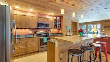 Fridge, microwave, stovetop, dishwasher