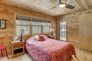 3 bedrooms, internet, bed sheets - Dock & Foosball: Esquagama Lake Family Cabin (Gilbert)