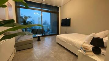 Luksusstudio, byutsikt | Minibar, lydisolert, strykejern/-brett og wi-fi (inkludert)