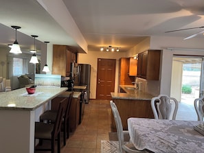 Frigorífico, microondas, horno y placa de cocina