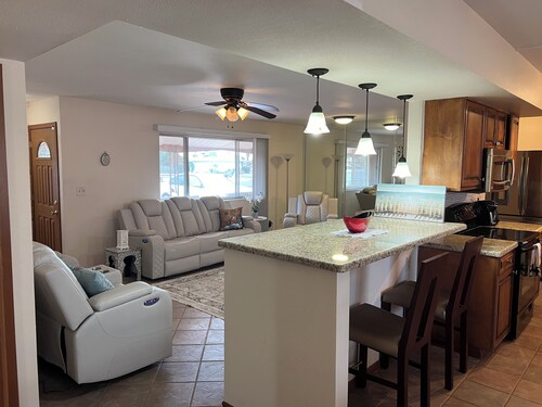 Serene 3-bedroom house in sunny Sun City
Golf course & lake front near Stadium.