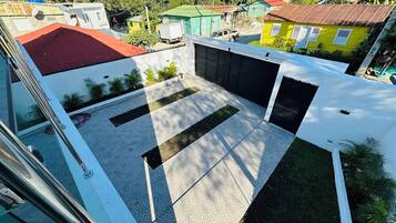 Ein modernes Gebäude mit Innenhof, befestigtem Boden und kleinem Gartenbereich.