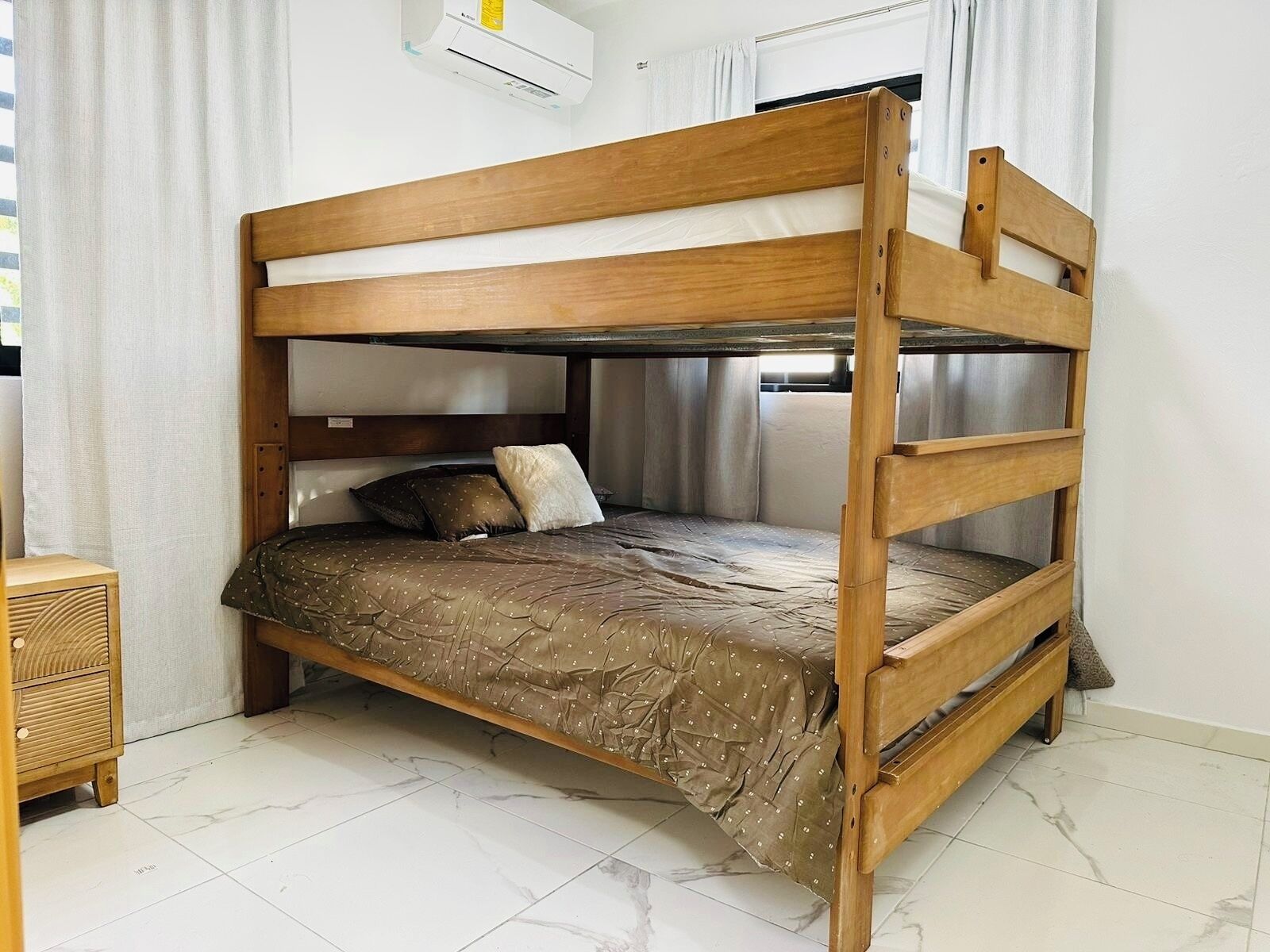 3 quartos, ferros/tábuas de passar roupa, Wi-Fi, roupa de cama