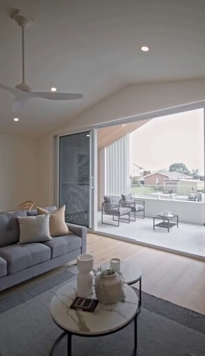 Smart TV, books, stereo - Stunning brand new Home with Ocean Views and pet friendly (Portarlington)