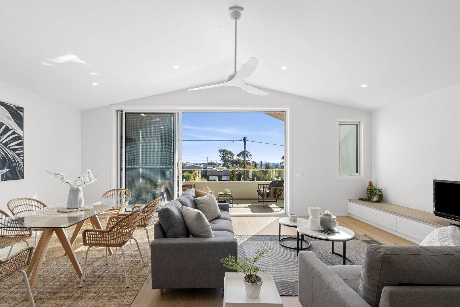 Una Smart TV, libros, un reproductor estéreo