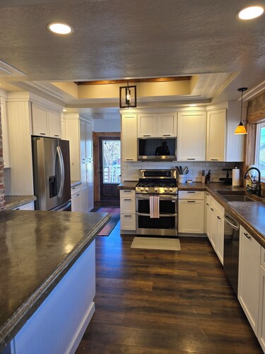 Charming Bungalow • Hot Tub • Near Trails & Dining