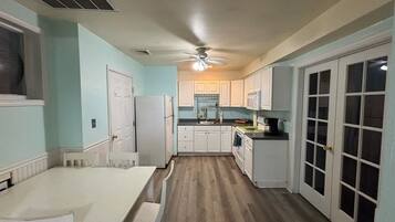 Micro-ondes, four, plaque de cuisson