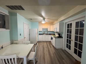 Microwave, oven, stovetop - Adorable 2-bedroom apartment in charming Chincoteague (Chincoteague)