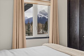 2 bedrooms, iron/ironing board, travel cot, WiFi - 3 Sisters Mtn View | Pool w/slide | Hot Tub | BBQ (Canmore)