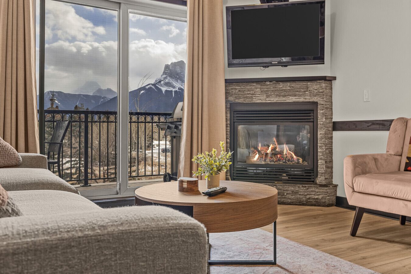 Televisión y chimenea 