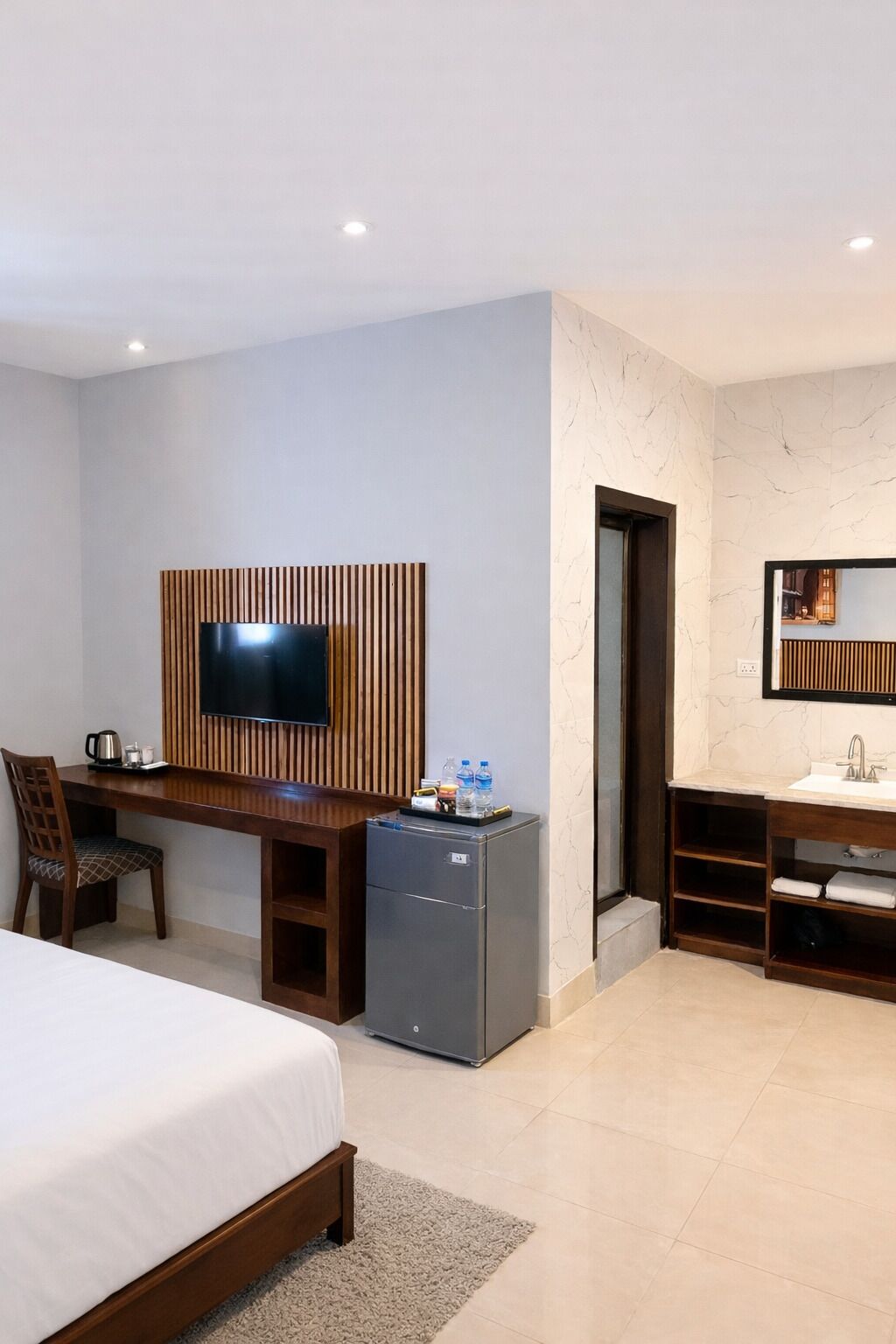 Desk, laptop workspace, iron/ironing board, free WiFi