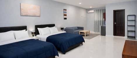 Deluxe-Zimmer, 2 Queen-Betten, Gartenblick | Schreibtisch, laptopgeeigneter Arbeitsplatz, Bügeleisen/Bügelbrett