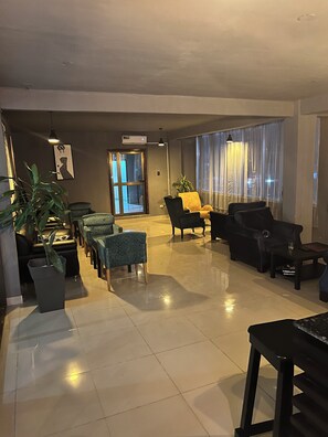 2 bars/lounges - Tris Estates Hotel & Suites (Duazon)