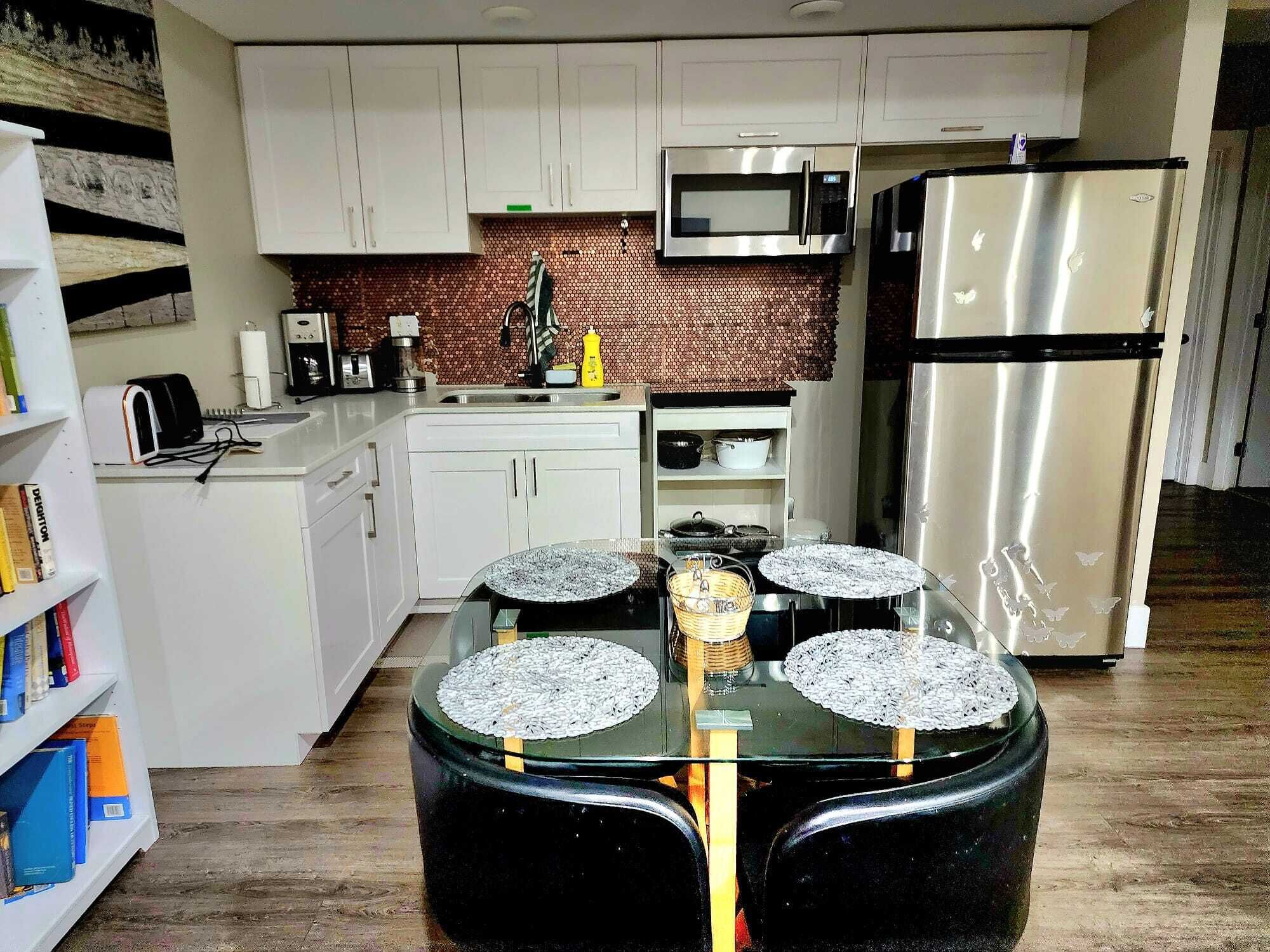 Réfrigérateur, four à micro-ondes, un four, surface de cuisson